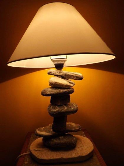 Lampada con sassi